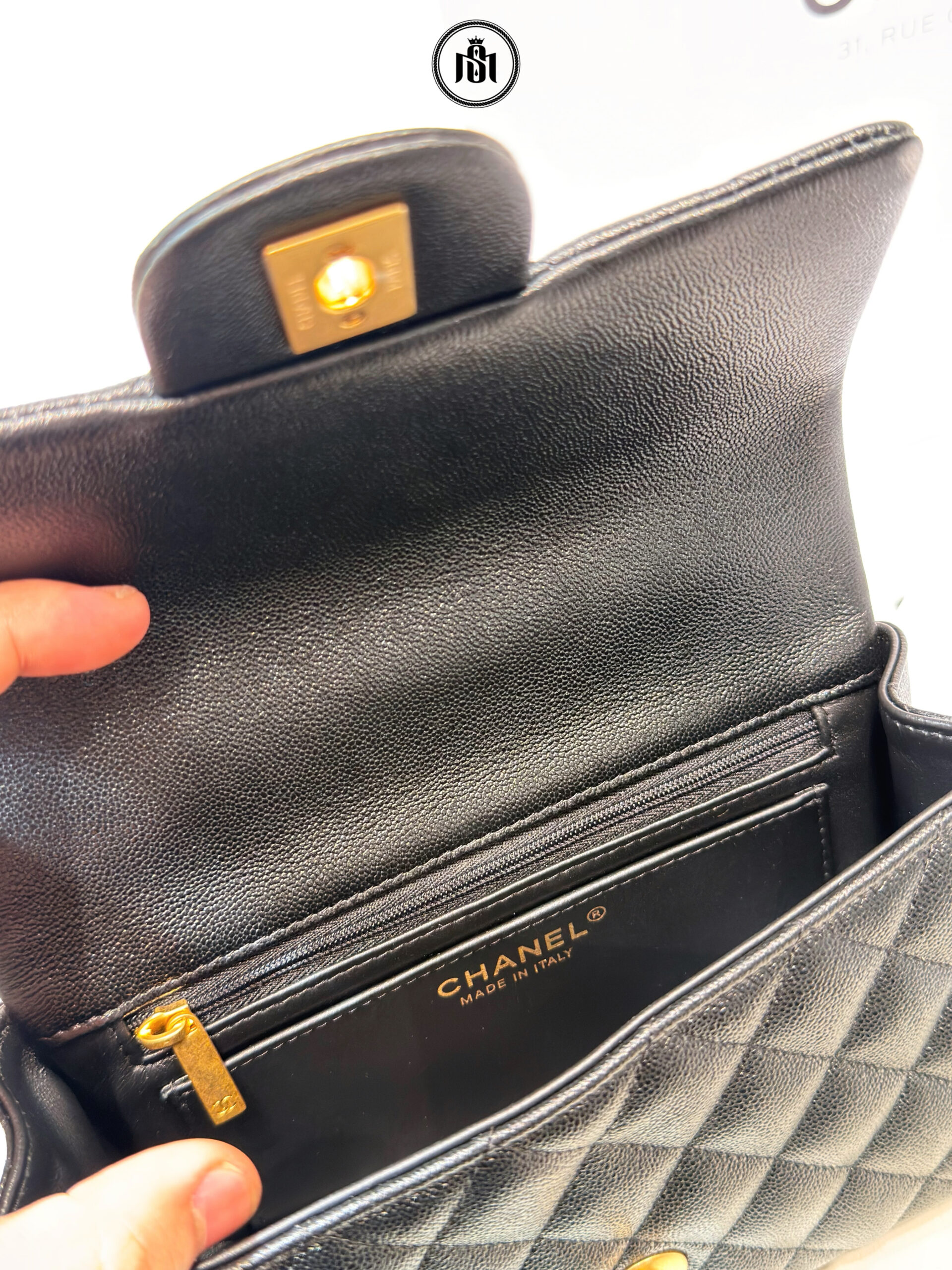 TÚI CHANEL MINI FLAP BAG TOP HANDLE IN BLACK CAVIAR 4 TÚI CHANEL MINI FLAP BAG TOP HANDLE IN BLACK CAVIAR - Ảnh 4
