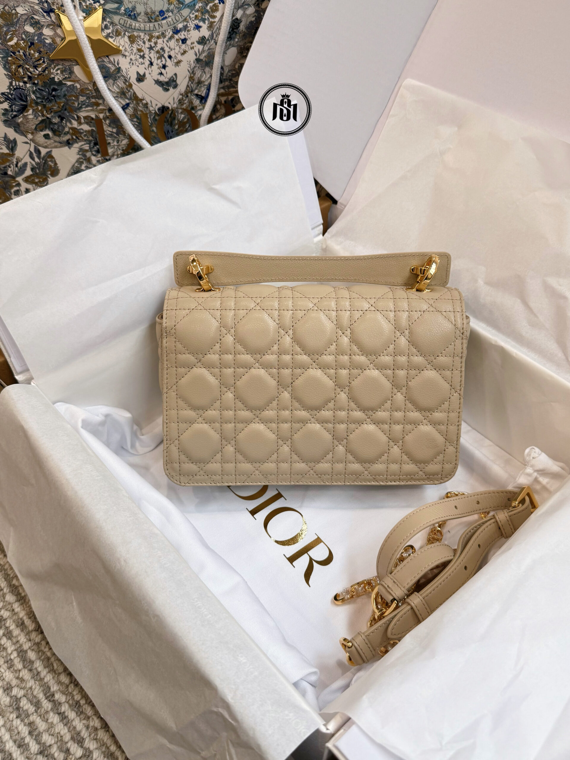 TÚI DIOR SMALL DIOR JOLIE TOP HANDLE BAG POWDER BEIGE CANNAGE CALFSKIN 5 TÚI DIOR SMALL DIOR JOLIE TOP HANDLE BAG POWDER BEIGE CANNAGE CALFSKIN - Ảnh 5