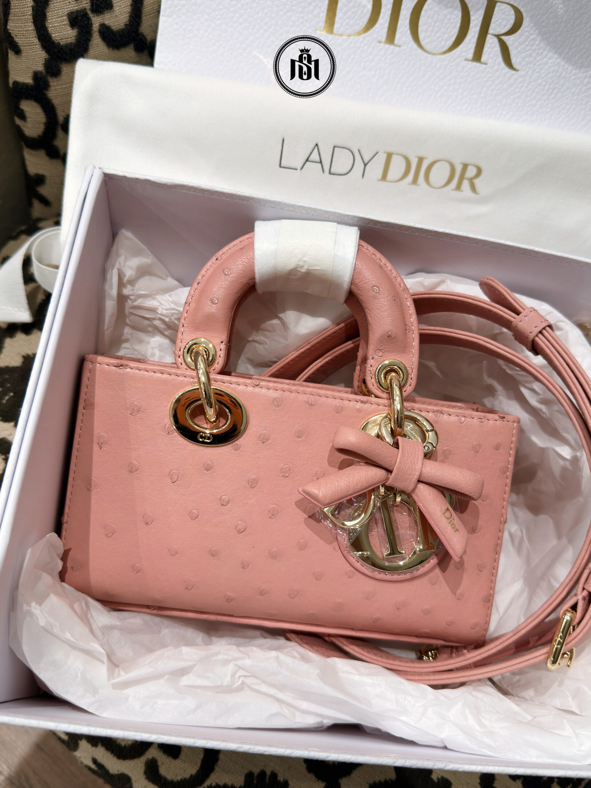 TÚI DIOR MINI LADY D-JOY OSTRICH LEATHER BAG ROSE SOUPIR 1 TÚI DIOR MINI LADY D-JOY OSTRICH LEATHER BAG ROSE SOUPIR