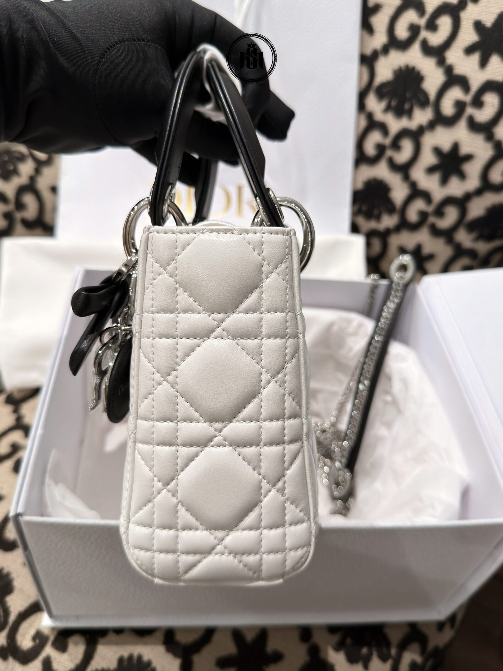 TÚI DIOR MINI LADY DIOR BAG WITH CHAIN LATTE AND BLACK CANNAGE LAMBSKIN 8 TÚI DIOR MINI LADY DIOR BAG WITH CHAIN LATTE AND BLACK CANNAGE LAMBSKIN - Ảnh 8