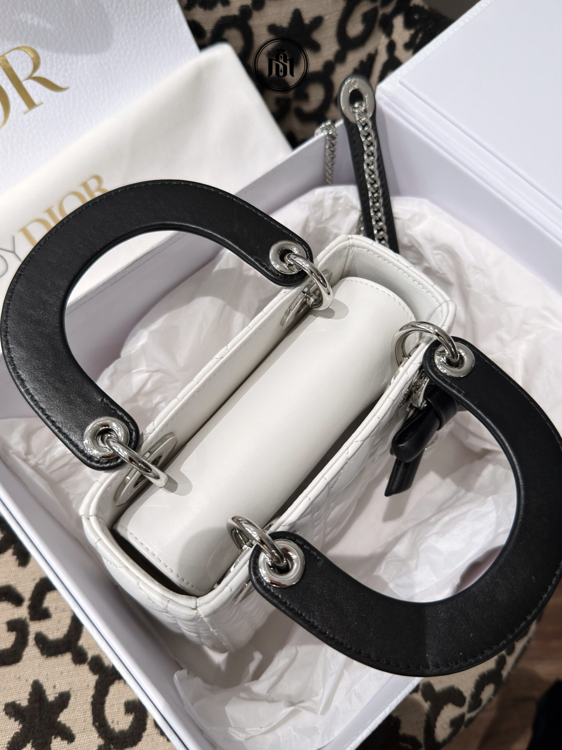 TÚI DIOR MINI LADY DIOR BAG WITH CHAIN LATTE AND BLACK CANNAGE LAMBSKIN 4 TÚI DIOR MINI LADY DIOR BAG WITH CHAIN LATTE AND BLACK CANNAGE LAMBSKIN - Ảnh 4