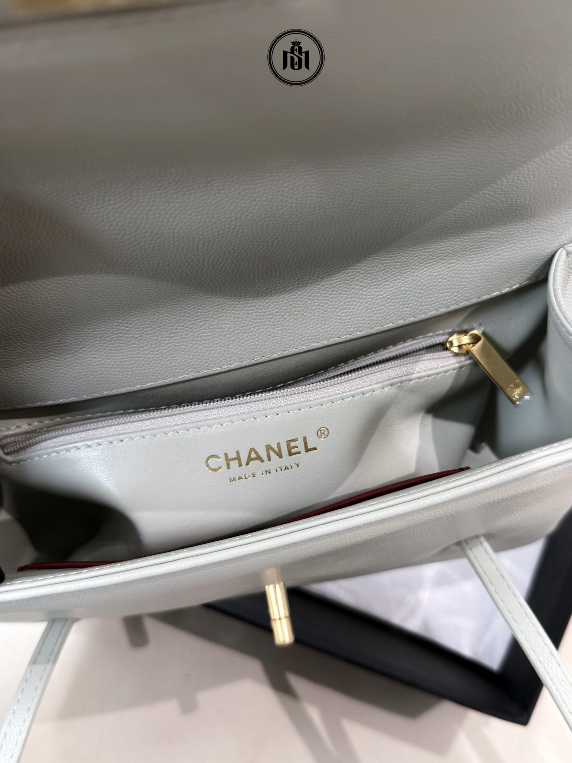 TÚI CHANEL 26SS SMALL PREPPY COCO FLAP BAG IN LIGHT GREEN GRAINED SHINY CALFSKIN & GOLD-TONE METAL 5 TÚI CHANEL 26SS SMALL PREPPY COCO FLAP BAG IN LIGHT GREEN GRAINED SHINY CALFSKIN & GOLD-TONE METAL - Ảnh 5