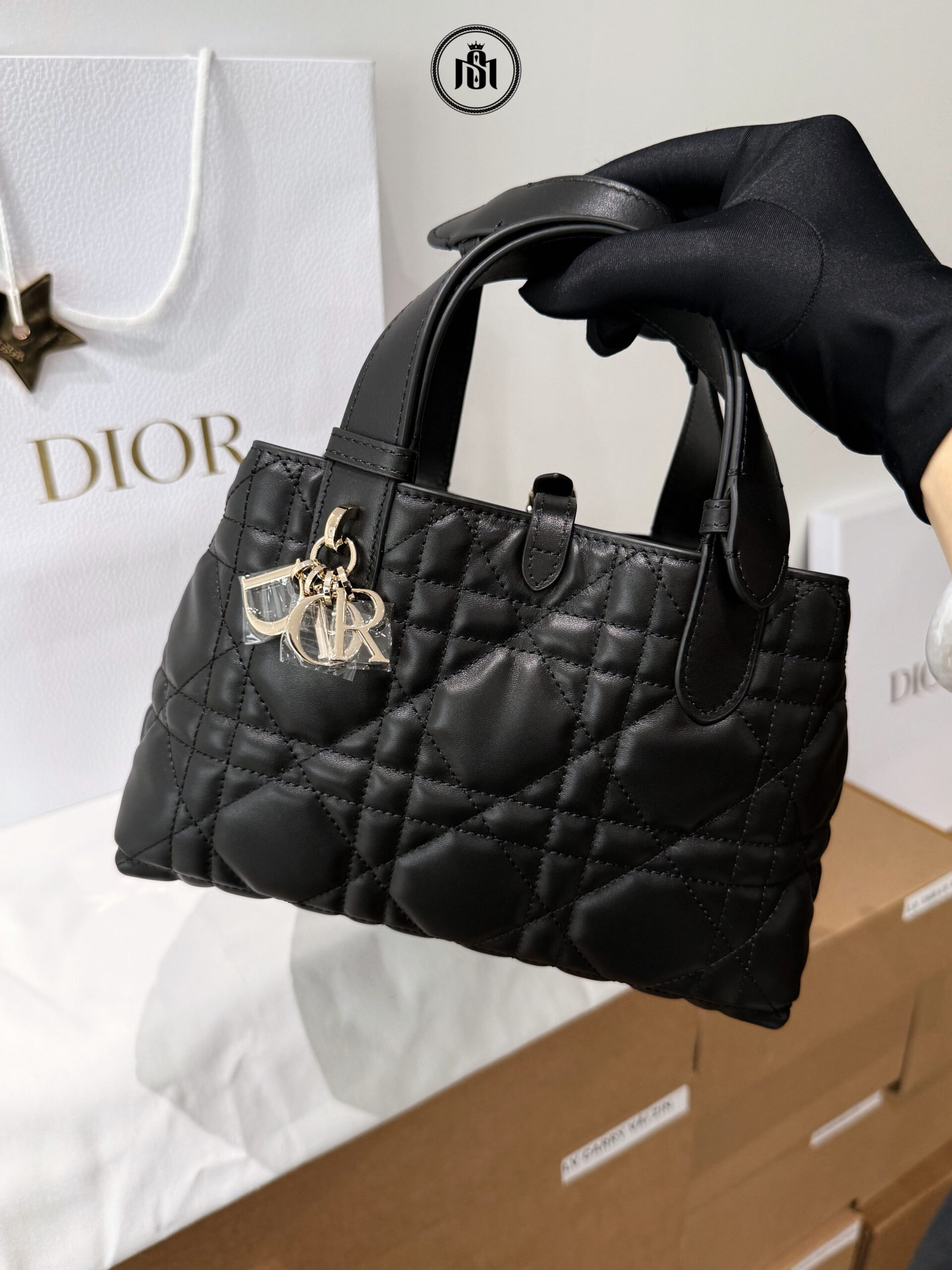 TÚI DIOR SMALL TOUJOURS BAG BLACK MACROCANNAGE CALFSKIN 1 TÚI DIOR SMALL TOUJOURS BAG BLACK MACROCANNAGE CALFSKIN