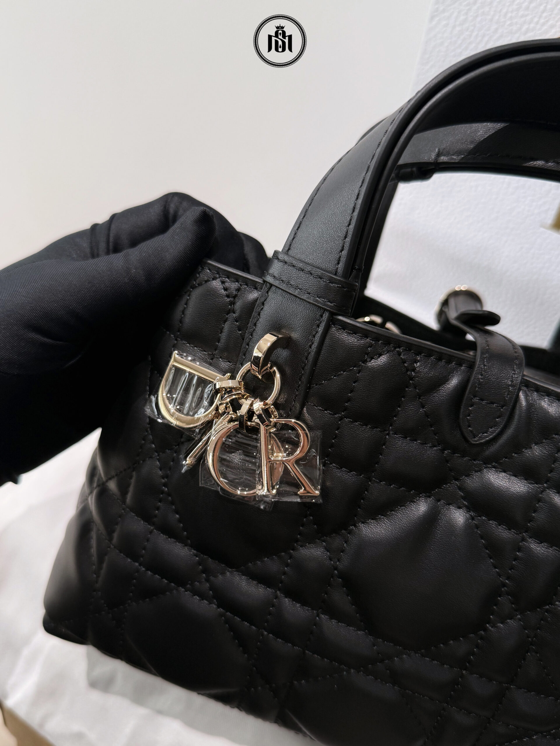 TÚI DIOR SMALL TOUJOURS BAG BLACK MACROCANNAGE CALFSKIN 3 TÚI DIOR SMALL TOUJOURS BAG BLACK MACROCANNAGE CALFSKIN - Ảnh 3