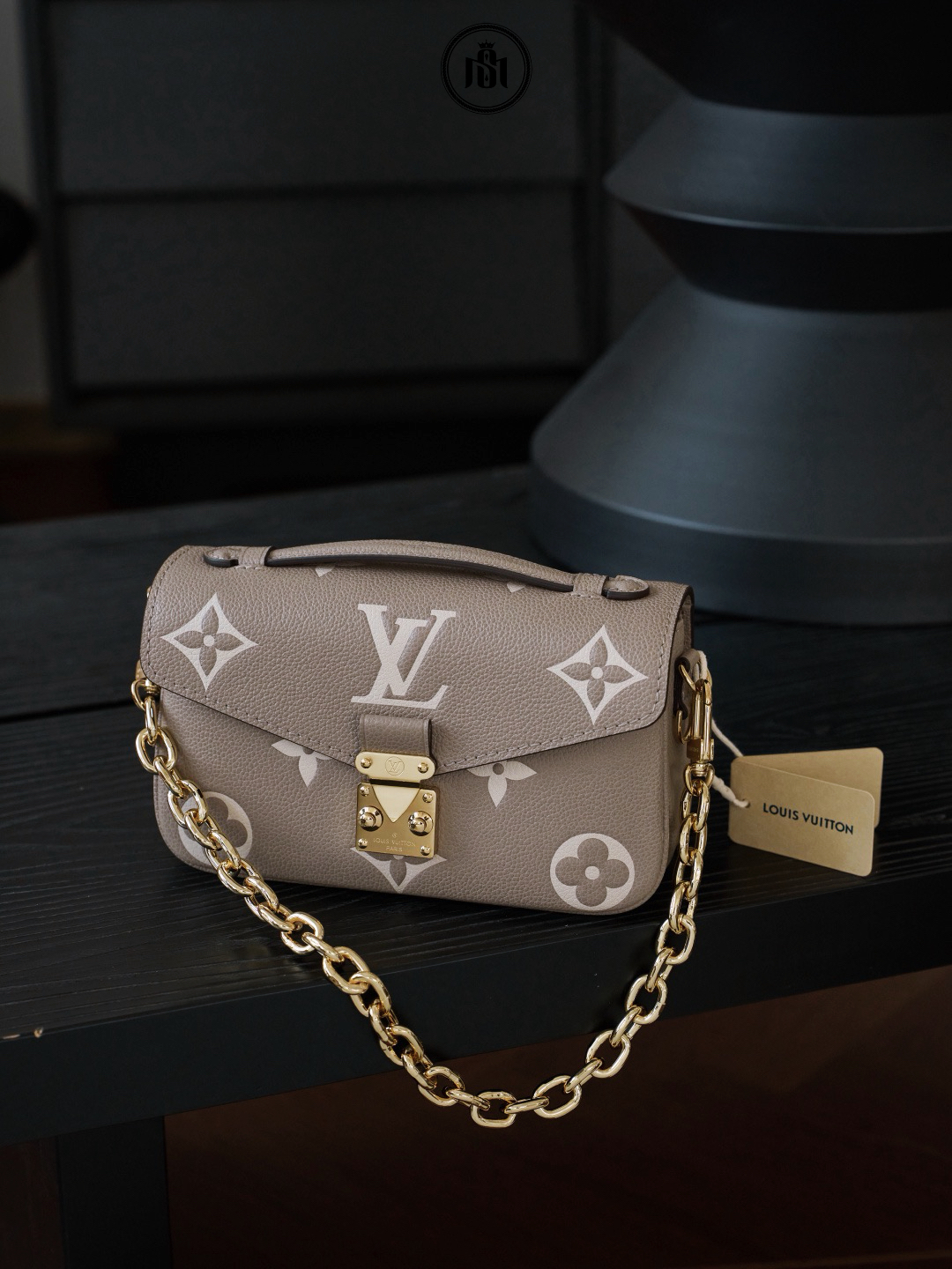 TÚI LOUIS VUITTON POCHETTE MÉTIS EAST WEST TOURTERELLE / CRÈME MONOGRAM EMPREINTE M23081 3 TÚI LOUIS VUITTON POCHETTE MÉTIS EAST WEST TOURTERELLE / CRÈME MONOGRAM EMPREINTE M23081 - Ảnh 3