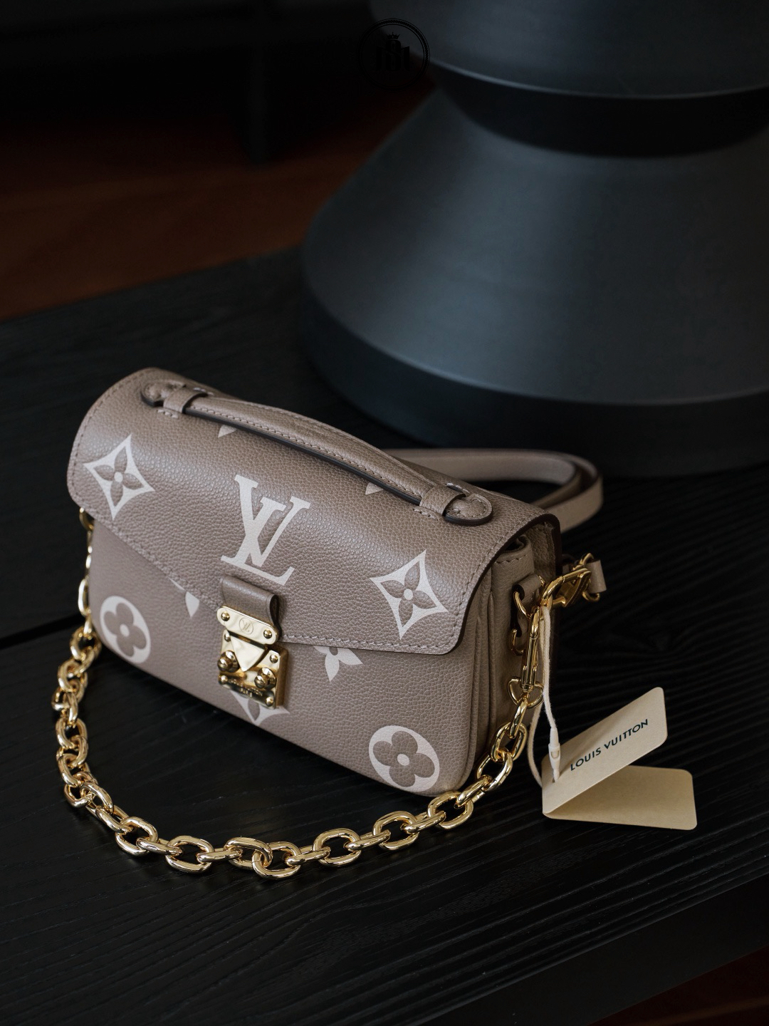 TÚI LOUIS VUITTON POCHETTE MÉTIS EAST WEST TOURTERELLE / CRÈME MONOGRAM EMPREINTE M23081 4 TÚI LOUIS VUITTON POCHETTE MÉTIS EAST WEST TOURTERELLE / CRÈME MONOGRAM EMPREINTE M23081 - Ảnh 4