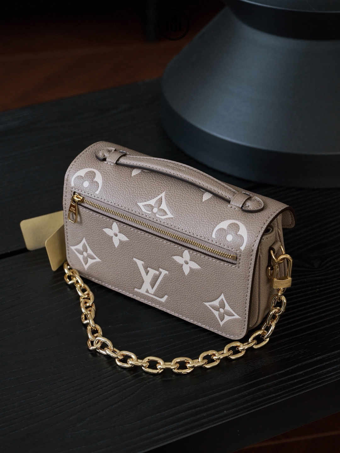 TÚI LOUIS VUITTON POCHETTE MÉTIS EAST WEST TOURTERELLE / CRÈME MONOGRAM EMPREINTE M23081 5 TÚI LOUIS VUITTON POCHETTE MÉTIS EAST WEST TOURTERELLE / CRÈME MONOGRAM EMPREINTE M23081 - Ảnh 5