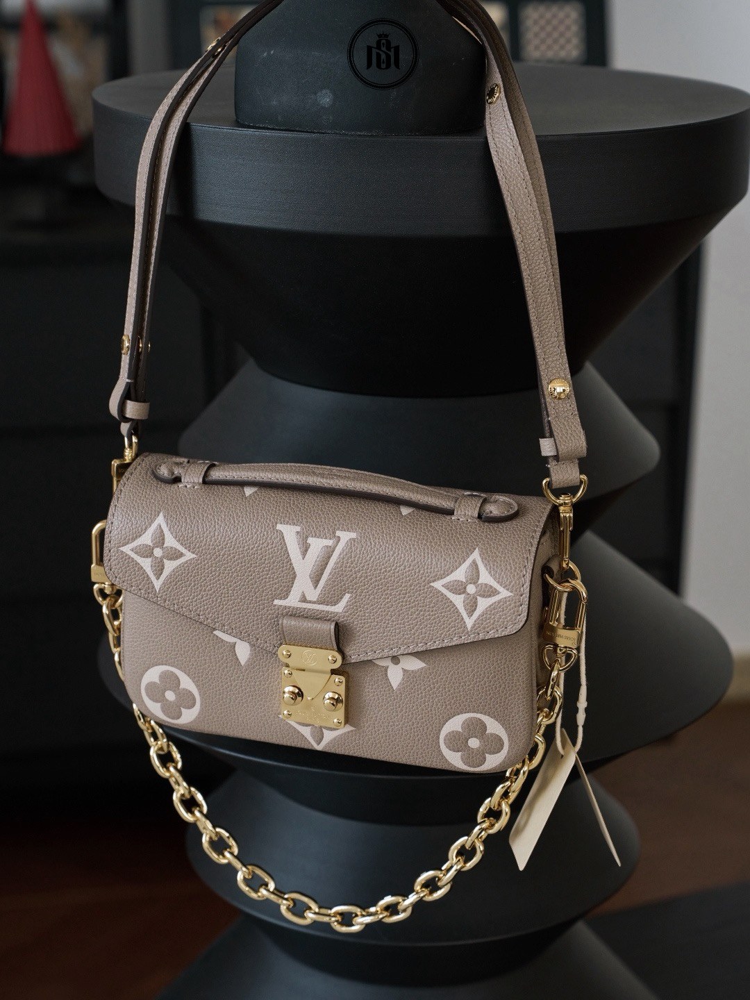 TÚI LOUIS VUITTON POCHETTE MÉTIS EAST WEST TOURTERELLE / CRÈME MONOGRAM EMPREINTE M23081 9 TÚI LOUIS VUITTON POCHETTE MÉTIS EAST WEST TOURTERELLE / CRÈME MONOGRAM EMPREINTE M23081 - Ảnh 9