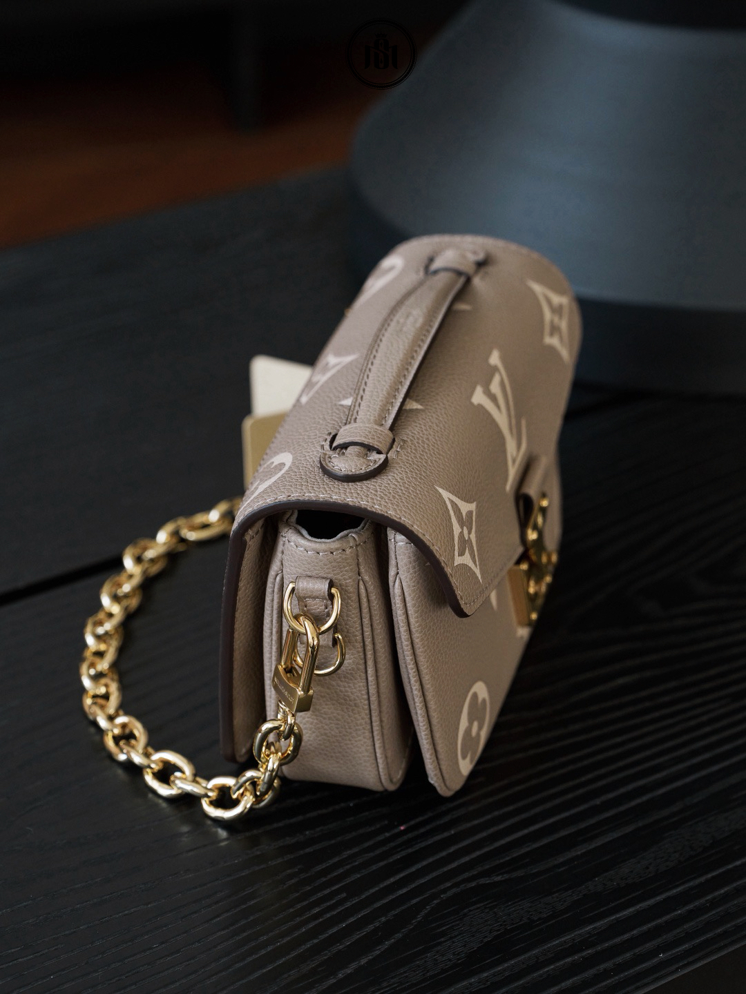 TÚI LOUIS VUITTON POCHETTE MÉTIS EAST WEST TOURTERELLE / CRÈME MONOGRAM EMPREINTE M23081 6 TÚI LOUIS VUITTON POCHETTE MÉTIS EAST WEST TOURTERELLE / CRÈME MONOGRAM EMPREINTE M23081 - Ảnh 6