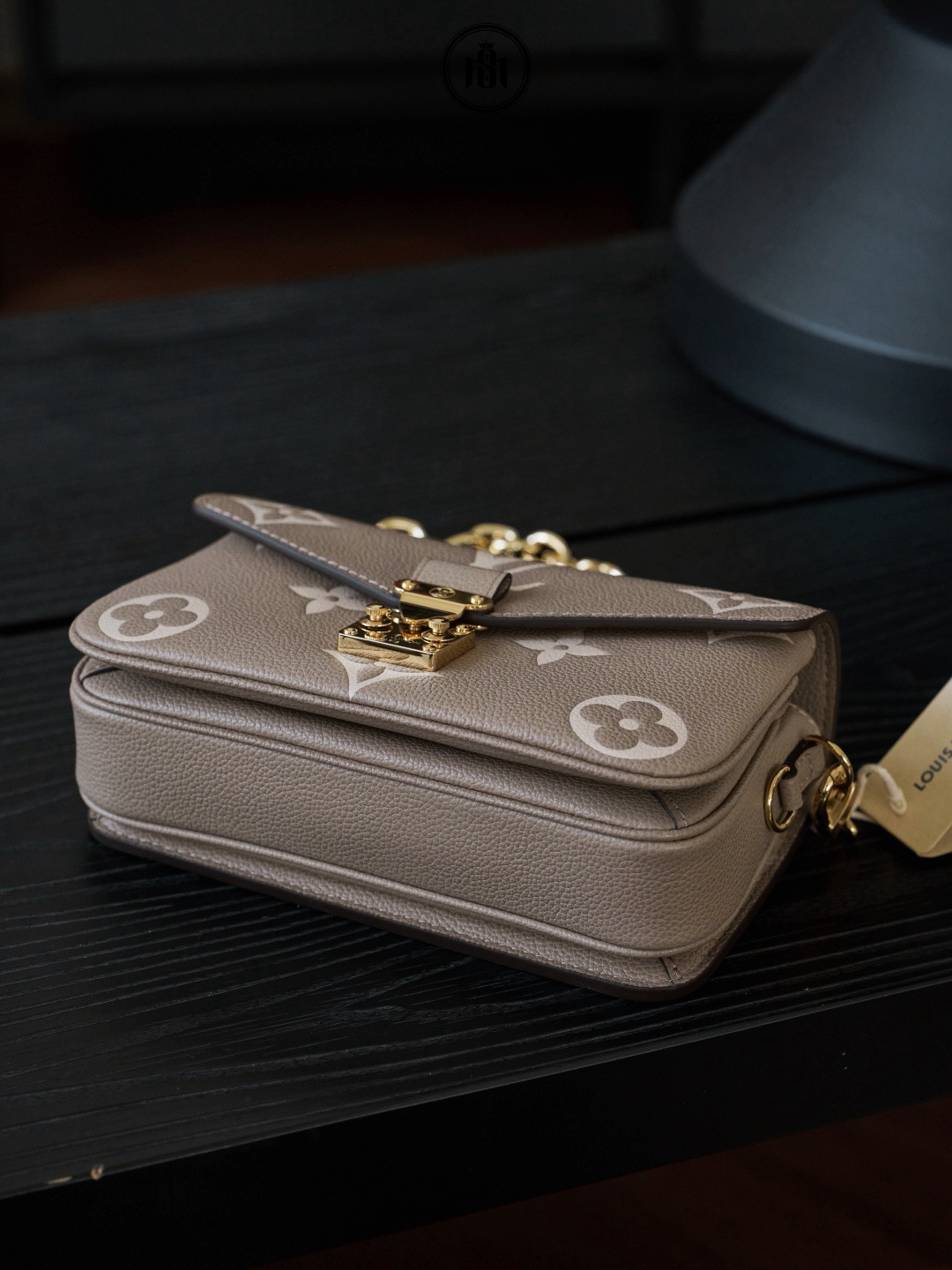 TÚI LOUIS VUITTON POCHETTE MÉTIS EAST WEST TOURTERELLE / CRÈME MONOGRAM EMPREINTE M23081 8 TÚI LOUIS VUITTON POCHETTE MÉTIS EAST WEST TOURTERELLE / CRÈME MONOGRAM EMPREINTE M23081 - Ảnh 8