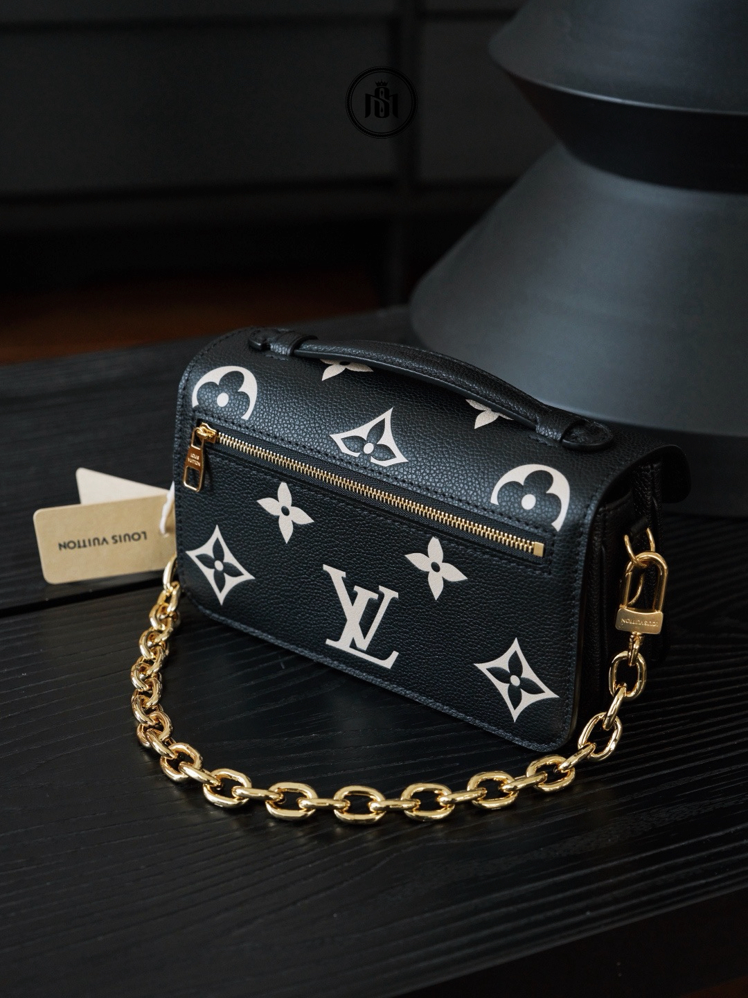 TÚI LOUIS VUITTON POCHETTE MÉTIS EAST WEST MONOGRAM EMPREINTE BLACK / BEIGE M46596 4 TÚI LOUIS VUITTON POCHETTE MÉTIS EAST WEST MONOGRAM EMPREINTE BLACK / BEIGE M46596 - Ảnh 4