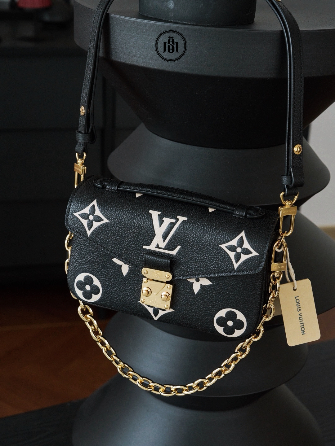 TÚI LOUIS VUITTON POCHETTE MÉTIS EAST WEST MONOGRAM EMPREINTE BLACK / BEIGE M46596 3 TÚI LOUIS VUITTON POCHETTE MÉTIS EAST WEST MONOGRAM EMPREINTE BLACK / BEIGE M46596 - Ảnh 3