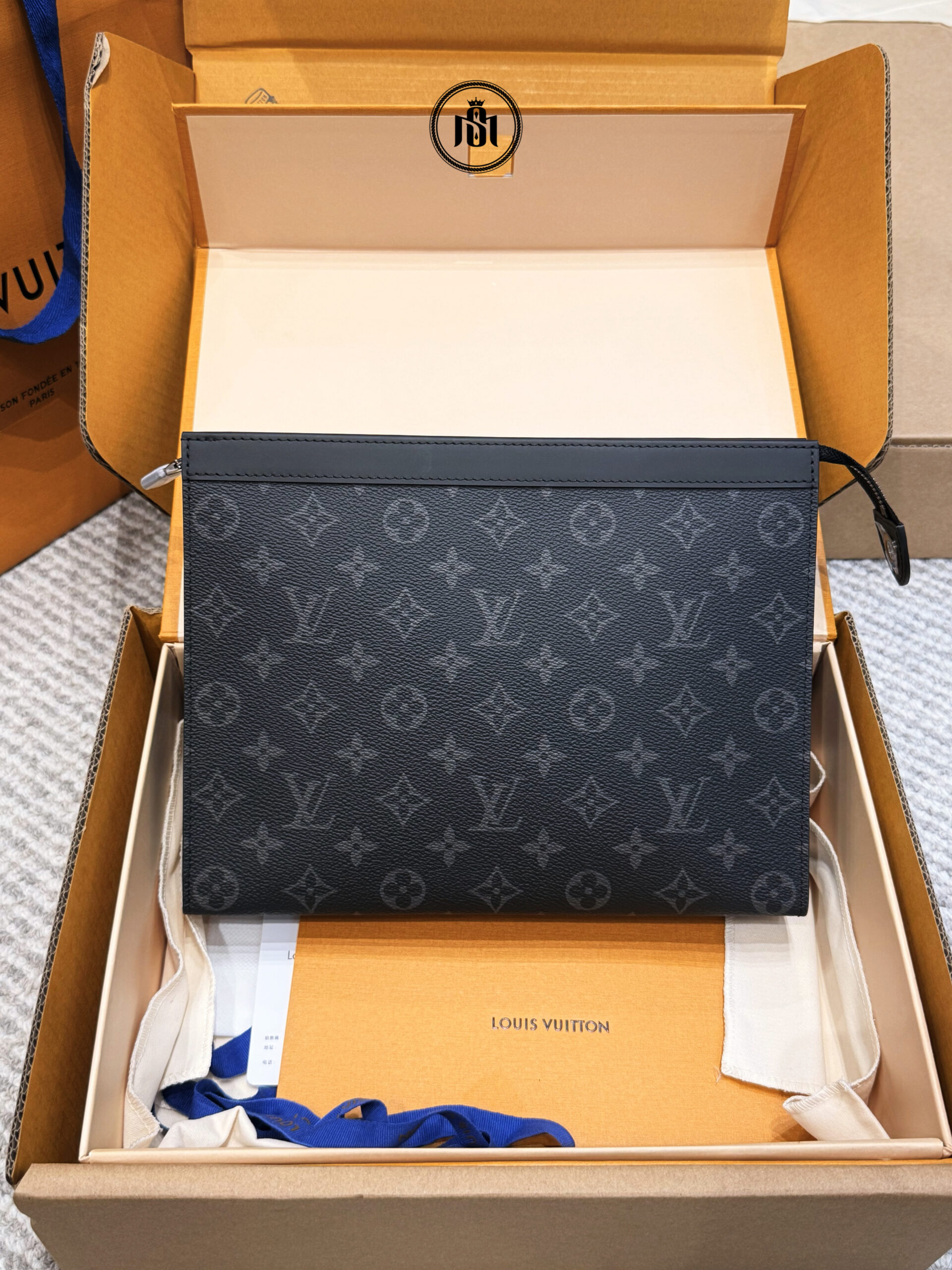 TÚI LOUIS VUITTON POCHETTE VOYAGE MM MONOGRAM ECLIPSE M61692 1 TÚI LOUIS VUITTON POCHETTE VOYAGE MM MONOGRAM ECLIPSE M61692
