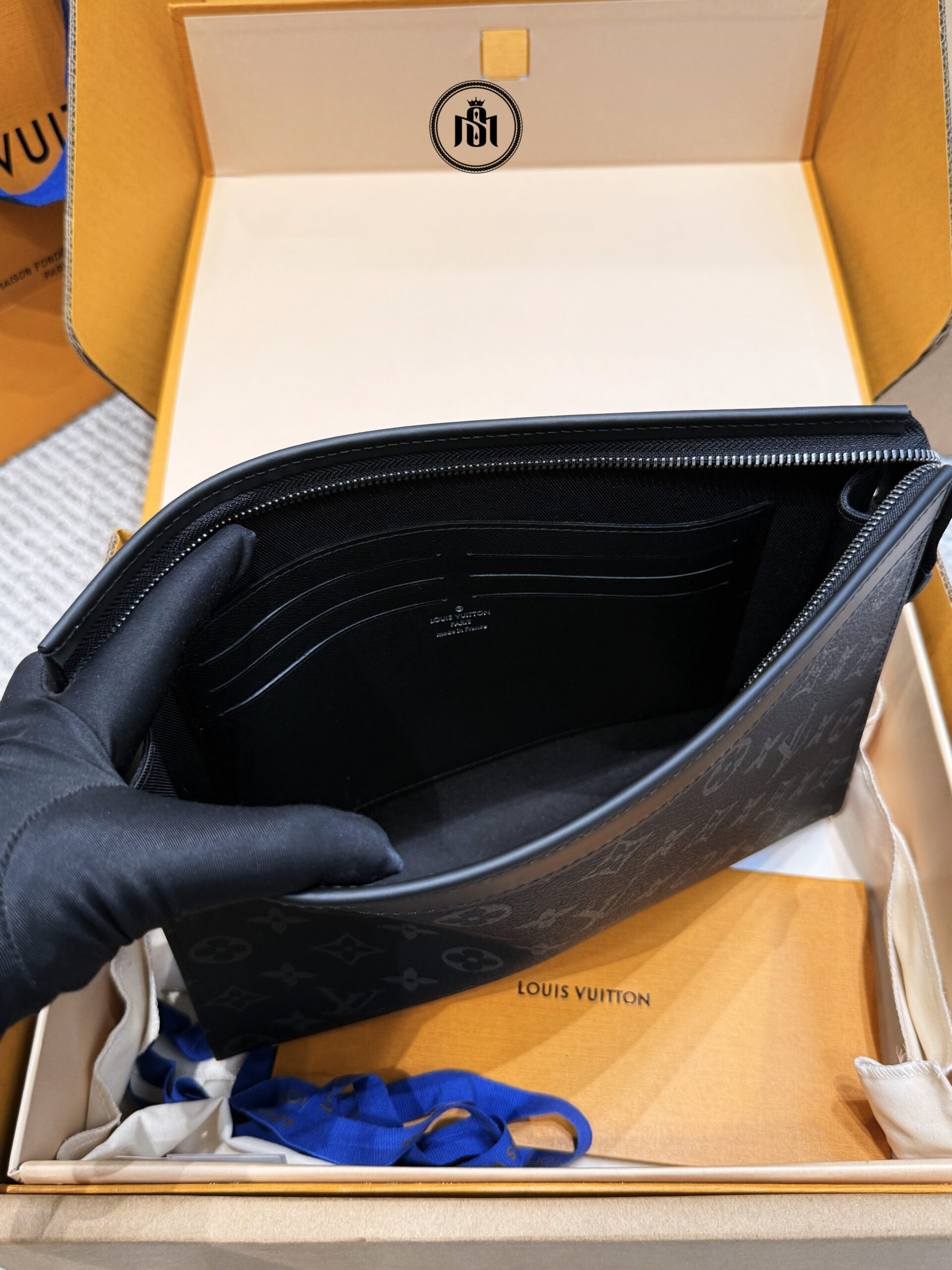 TÚI LOUIS VUITTON POCHETTE VOYAGE MM MONOGRAM ECLIPSE M61692 4 TÚI LOUIS VUITTON POCHETTE VOYAGE MM MONOGRAM ECLIPSE M61692 - Ảnh 4