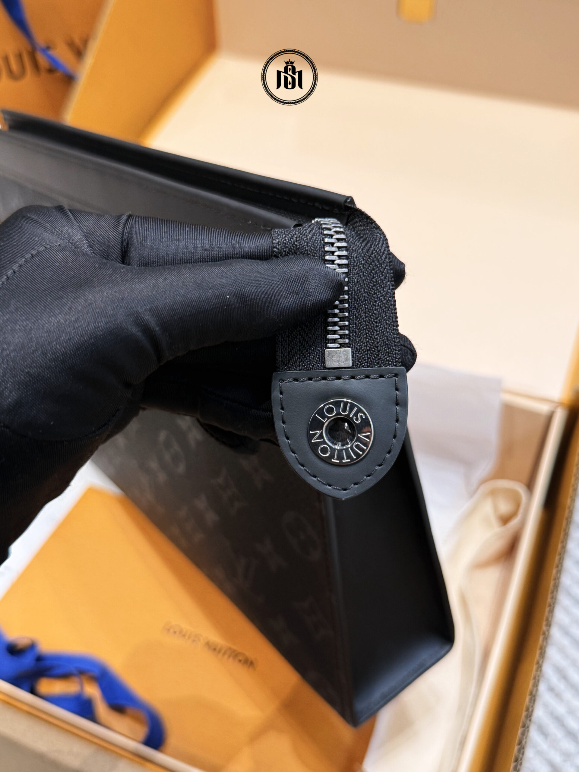 TÚI LOUIS VUITTON POCHETTE VOYAGE MM MONOGRAM ECLIPSE M61692 3 TÚI LOUIS VUITTON POCHETTE VOYAGE MM MONOGRAM ECLIPSE M61692 - Ảnh 3