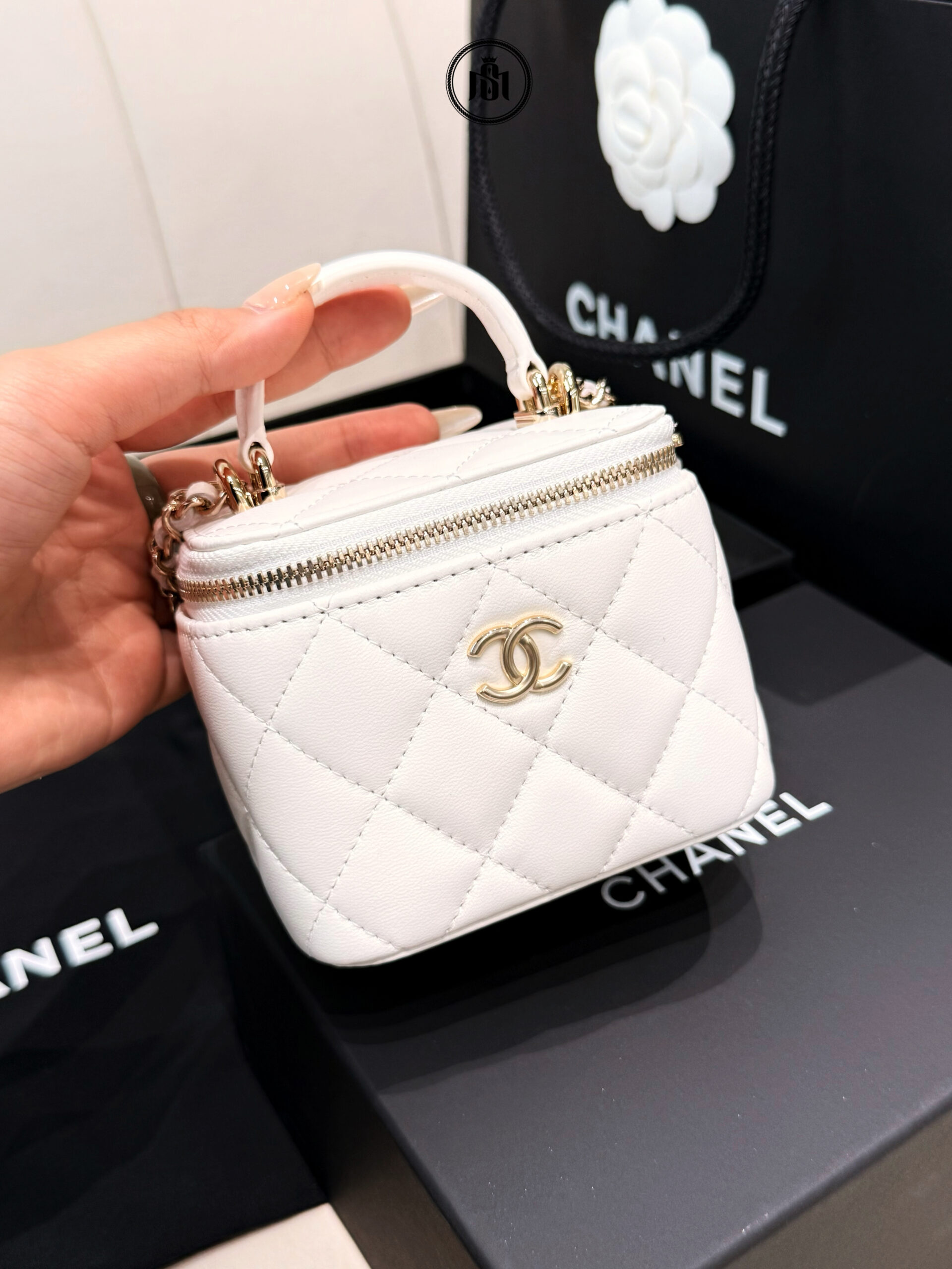 TÚI CHANEL MINI VANITY CASE TOP HANDLE WITH CHAIN LAMBSKIN GOLD-TONE METAL WHITE 1 TÚI CHANEL MINI VANITY CASE TOP HANDLE WITH CHAIN LAMBSKIN GOLD-TONE METAL WHITE