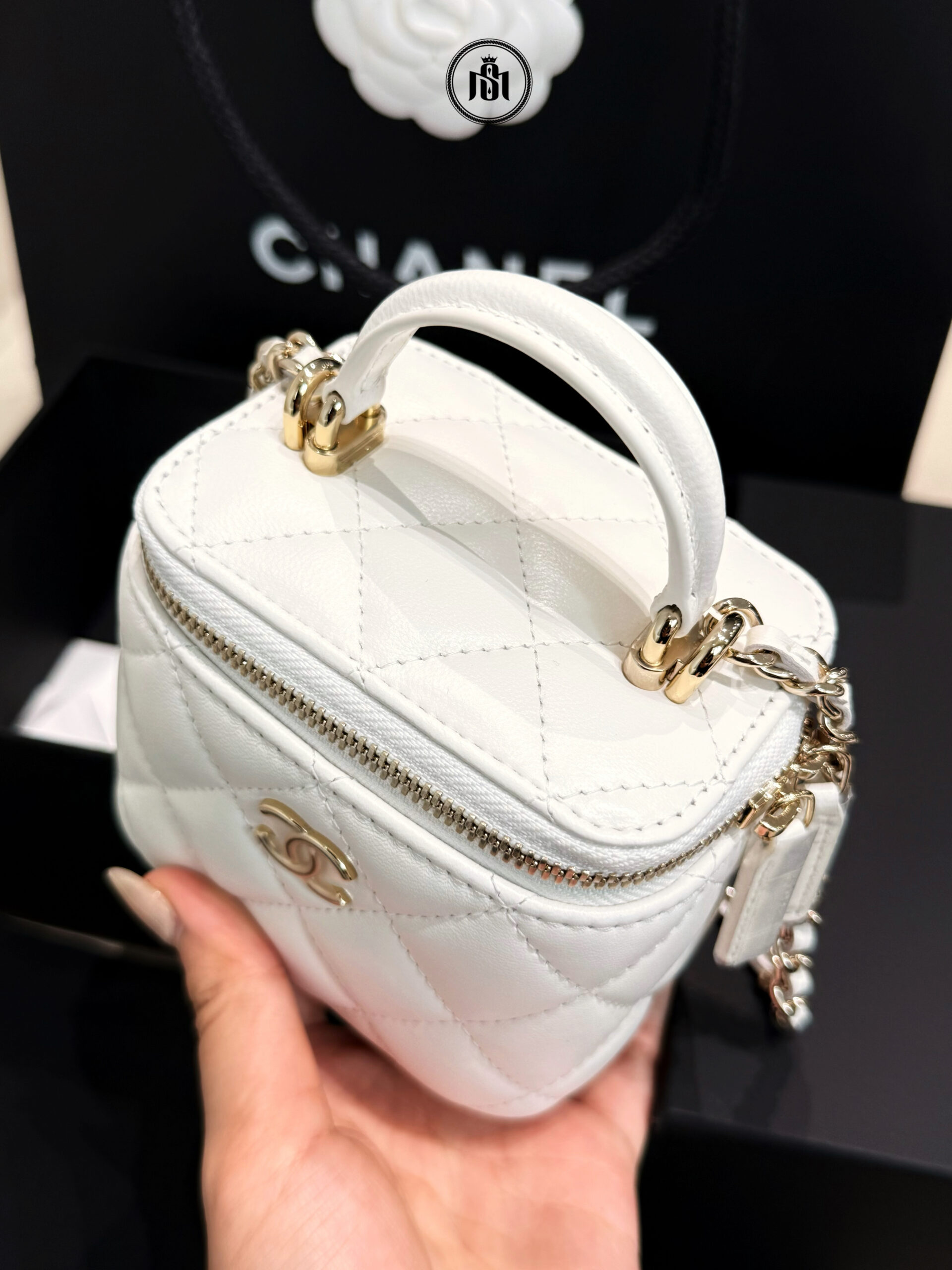 TÚI CHANEL MINI VANITY CASE TOP HANDLE WITH CHAIN LAMBSKIN GOLD-TONE METAL WHITE 5 TÚI CHANEL MINI VANITY CASE TOP HANDLE WITH CHAIN LAMBSKIN GOLD-TONE METAL WHITE - Ảnh 5