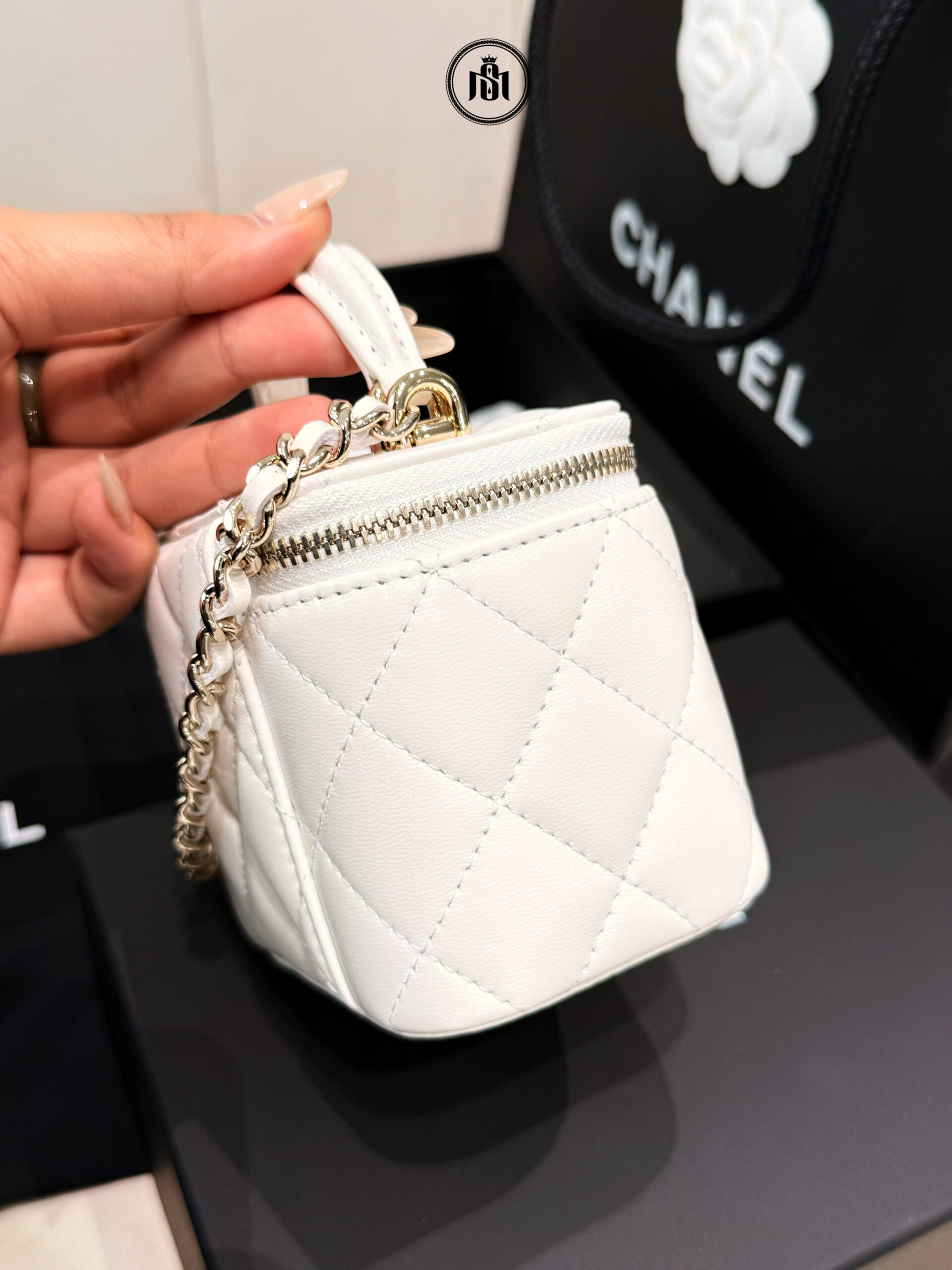 TÚI CHANEL MINI VANITY CASE TOP HANDLE WITH CHAIN LAMBSKIN GOLD-TONE METAL WHITE 4 TÚI CHANEL MINI VANITY CASE TOP HANDLE WITH CHAIN LAMBSKIN GOLD-TONE METAL WHITE - Ảnh 4