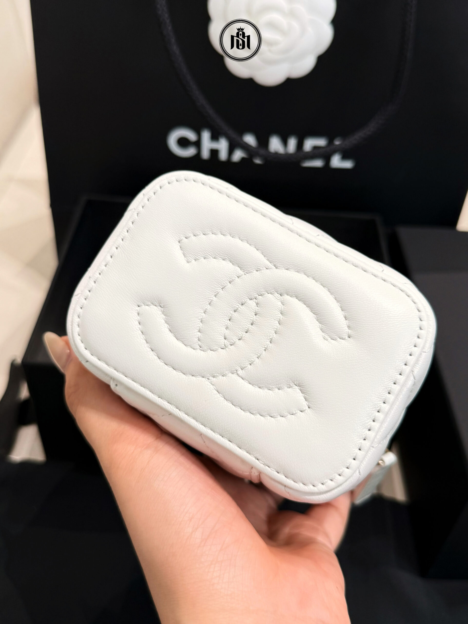 TÚI CHANEL MINI VANITY CASE TOP HANDLE WITH CHAIN LAMBSKIN GOLD-TONE METAL WHITE 3 TÚI CHANEL MINI VANITY CASE TOP HANDLE WITH CHAIN LAMBSKIN GOLD-TONE METAL WHITE - Ảnh 3