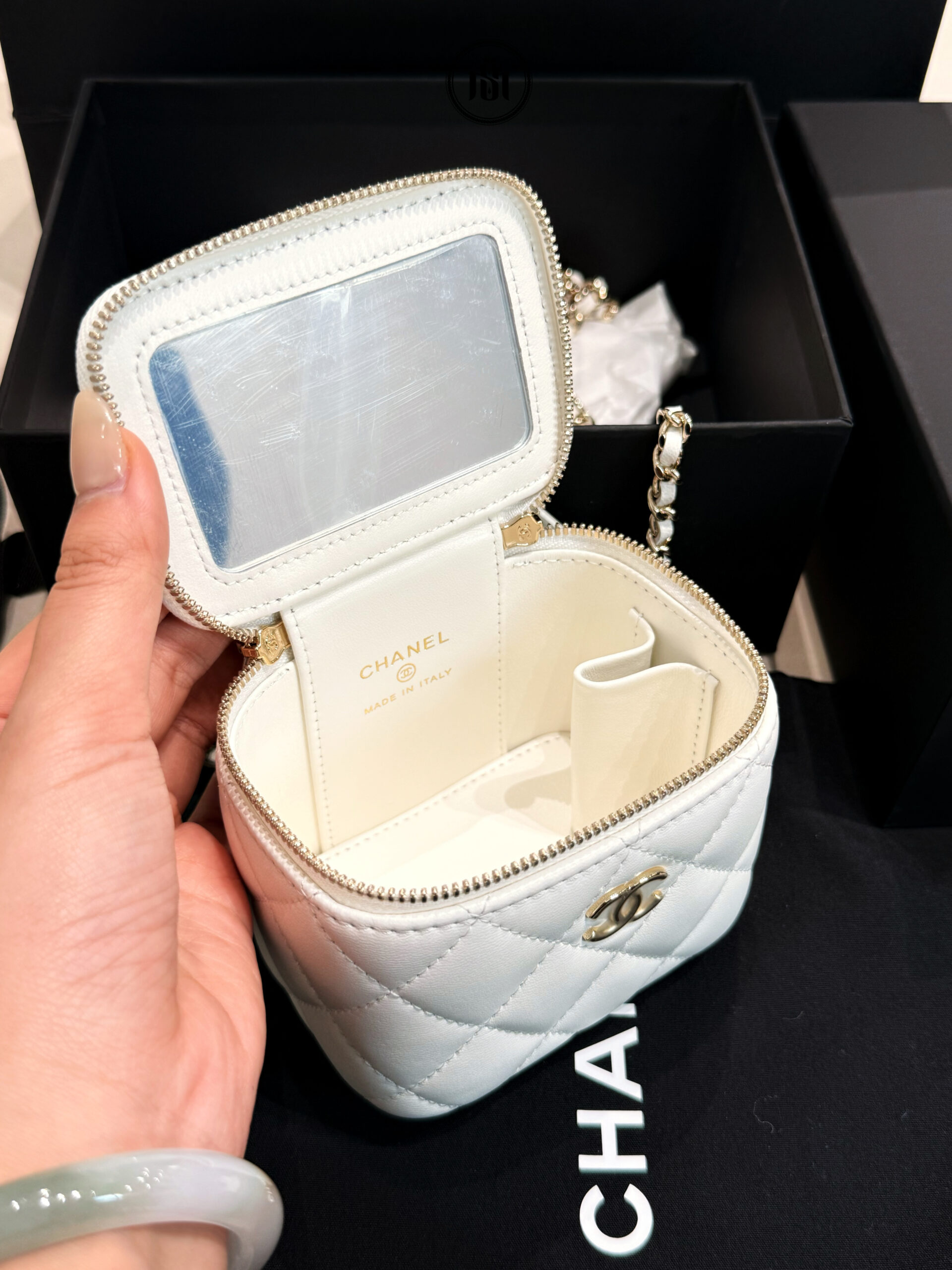 TÚI CHANEL MINI VANITY CASE TOP HANDLE WITH CHAIN LAMBSKIN GOLD-TONE METAL WHITE 2 TÚI CHANEL MINI VANITY CASE TOP HANDLE WITH CHAIN LAMBSKIN GOLD-TONE METAL WHITE - Ảnh 2