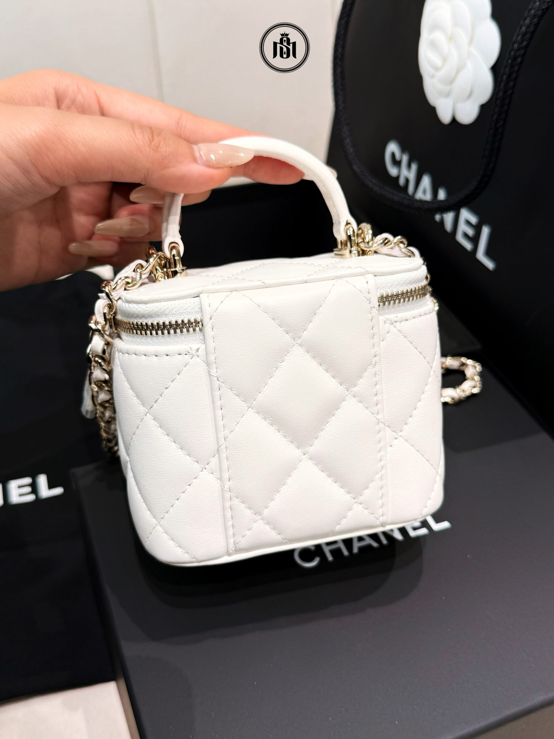 TÚI CHANEL MINI VANITY CASE TOP HANDLE WITH CHAIN LAMBSKIN GOLD-TONE METAL WHITE 6 TÚI CHANEL MINI VANITY CASE TOP HANDLE WITH CHAIN LAMBSKIN GOLD-TONE METAL WHITE - Ảnh 6