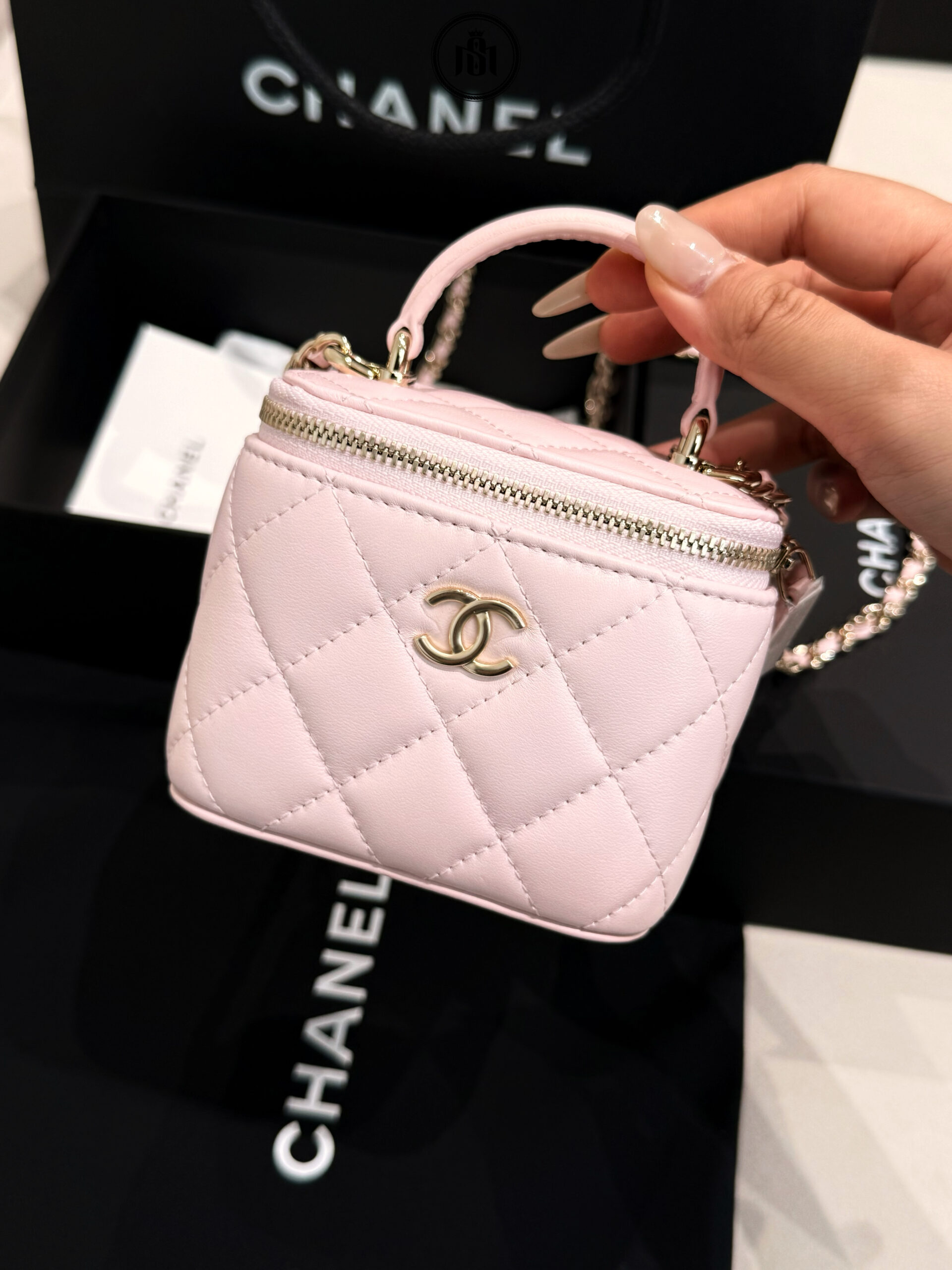CHANEL MINI VANITY CASE TOP HANDLE WITH CHAIN LAMBSKIN GOLD-TONE METAL LIGHT PINK 3 CHANEL MINI VANITY CASE TOP HANDLE WITH CHAIN LAMBSKIN GOLD-TONE METAL LIGHT PINK - Ảnh 3