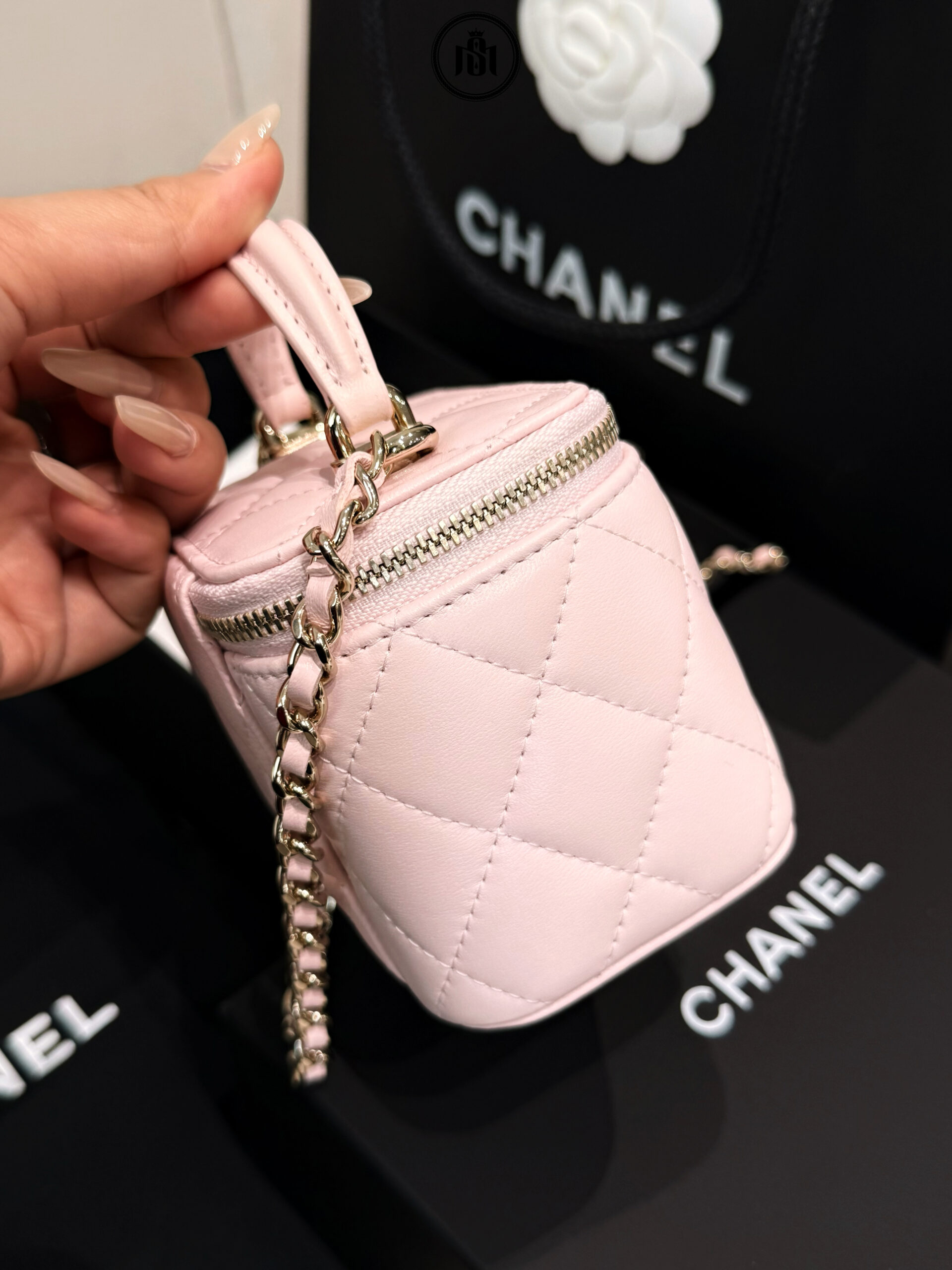 CHANEL MINI VANITY CASE TOP HANDLE WITH CHAIN LAMBSKIN GOLD-TONE METAL LIGHT PINK 7 CHANEL MINI VANITY CASE TOP HANDLE WITH CHAIN LAMBSKIN GOLD-TONE METAL LIGHT PINK - Ảnh 7