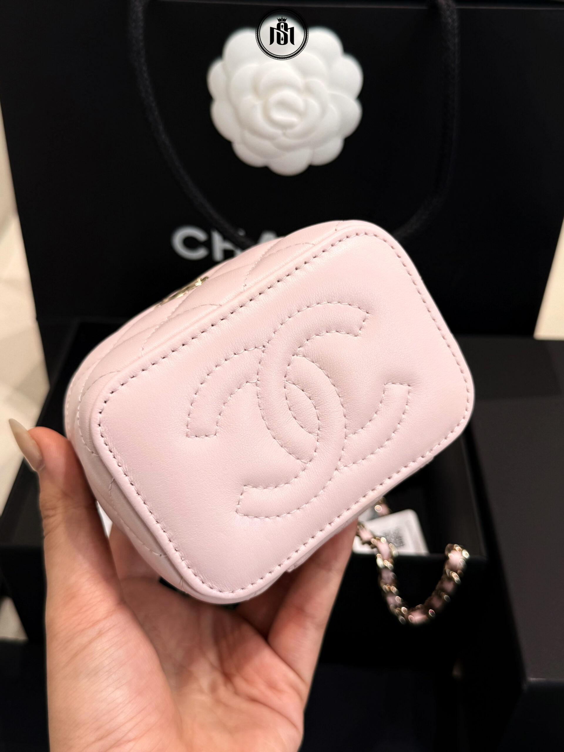 CHANEL MINI VANITY CASE TOP HANDLE WITH CHAIN LAMBSKIN GOLD-TONE METAL LIGHT PINK 6 CHANEL MINI VANITY CASE TOP HANDLE WITH CHAIN LAMBSKIN GOLD-TONE METAL LIGHT PINK - Ảnh 6