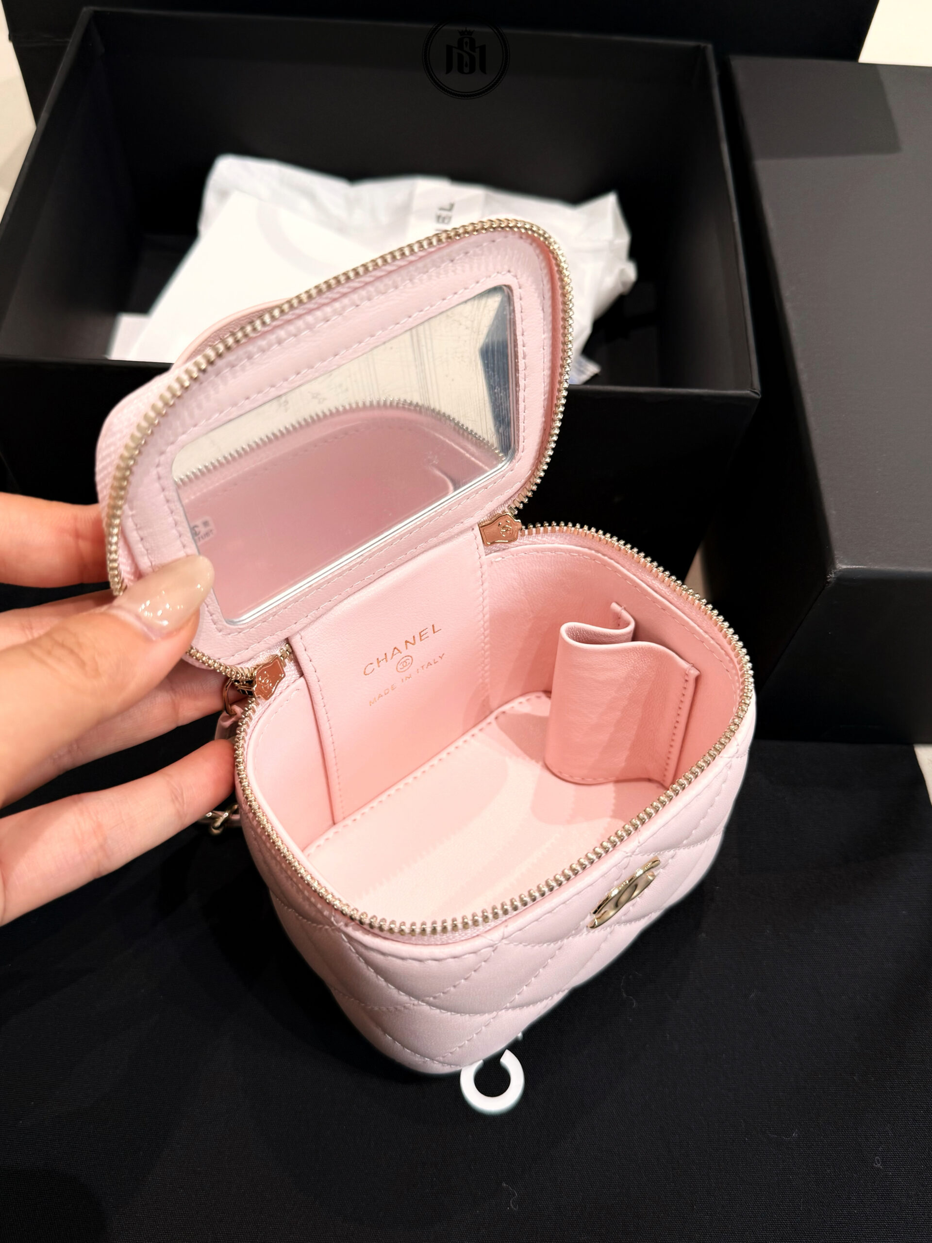 CHANEL MINI VANITY CASE TOP HANDLE WITH CHAIN LAMBSKIN GOLD-TONE METAL LIGHT PINK 4 CHANEL MINI VANITY CASE TOP HANDLE WITH CHAIN LAMBSKIN GOLD-TONE METAL LIGHT PINK - Ảnh 4