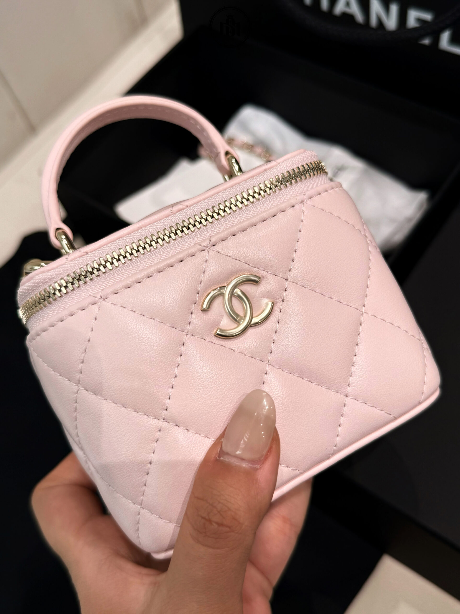 CHANEL MINI VANITY CASE TOP HANDLE WITH CHAIN LAMBSKIN GOLD-TONE METAL LIGHT PINK 5 CHANEL MINI VANITY CASE TOP HANDLE WITH CHAIN LAMBSKIN GOLD-TONE METAL LIGHT PINK - Ảnh 5