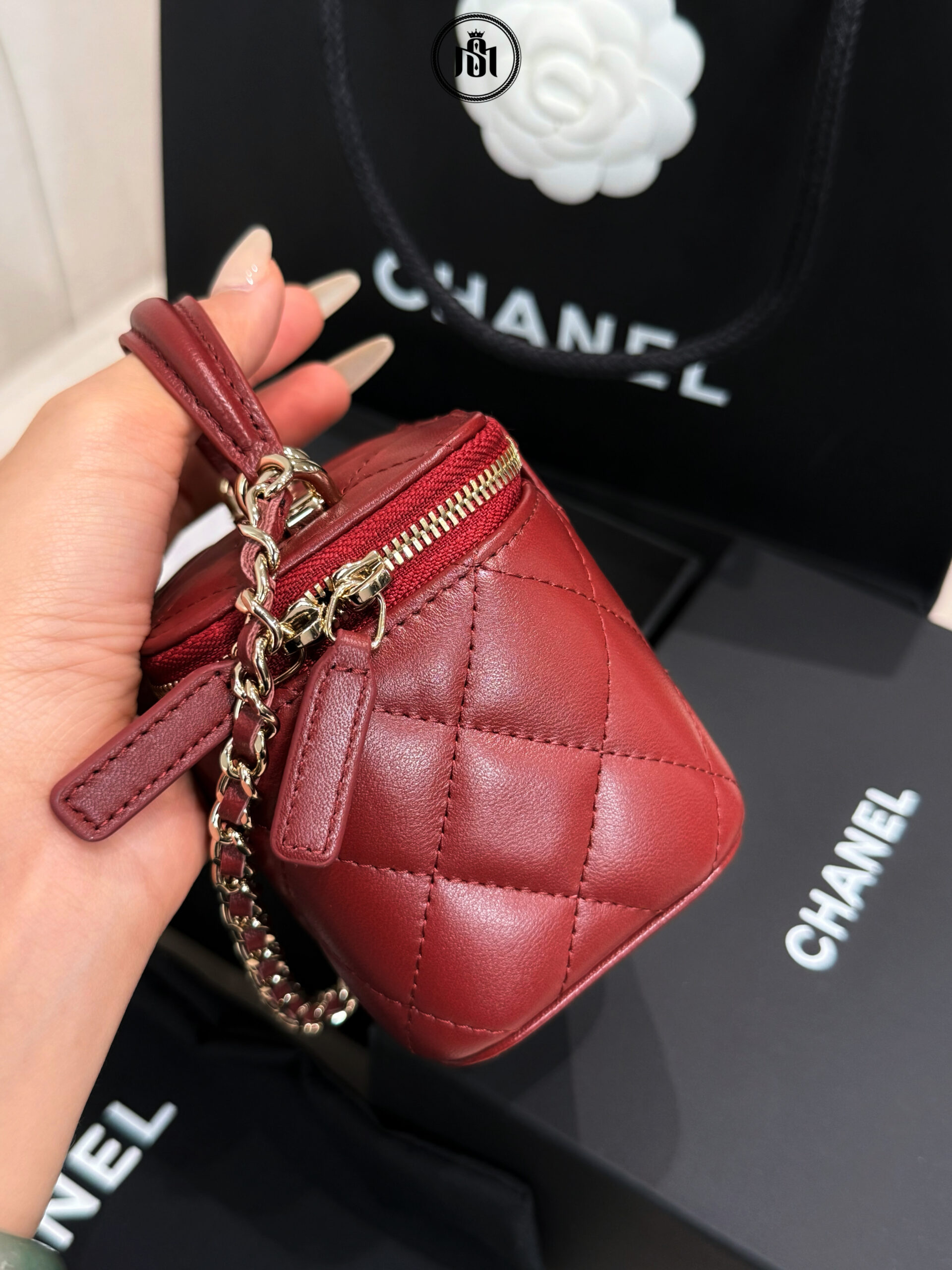 TÚI CHANEL MINI VANITY CASE TOP HANDLE WITH CHAIN LAMBSKIN GOLD-TONE METAL DARK BURGUNDY 3 TÚI CHANEL MINI VANITY CASE TOP HANDLE WITH CHAIN LAMBSKIN GOLD-TONE METAL DARK BURGUNDY - Ảnh 3