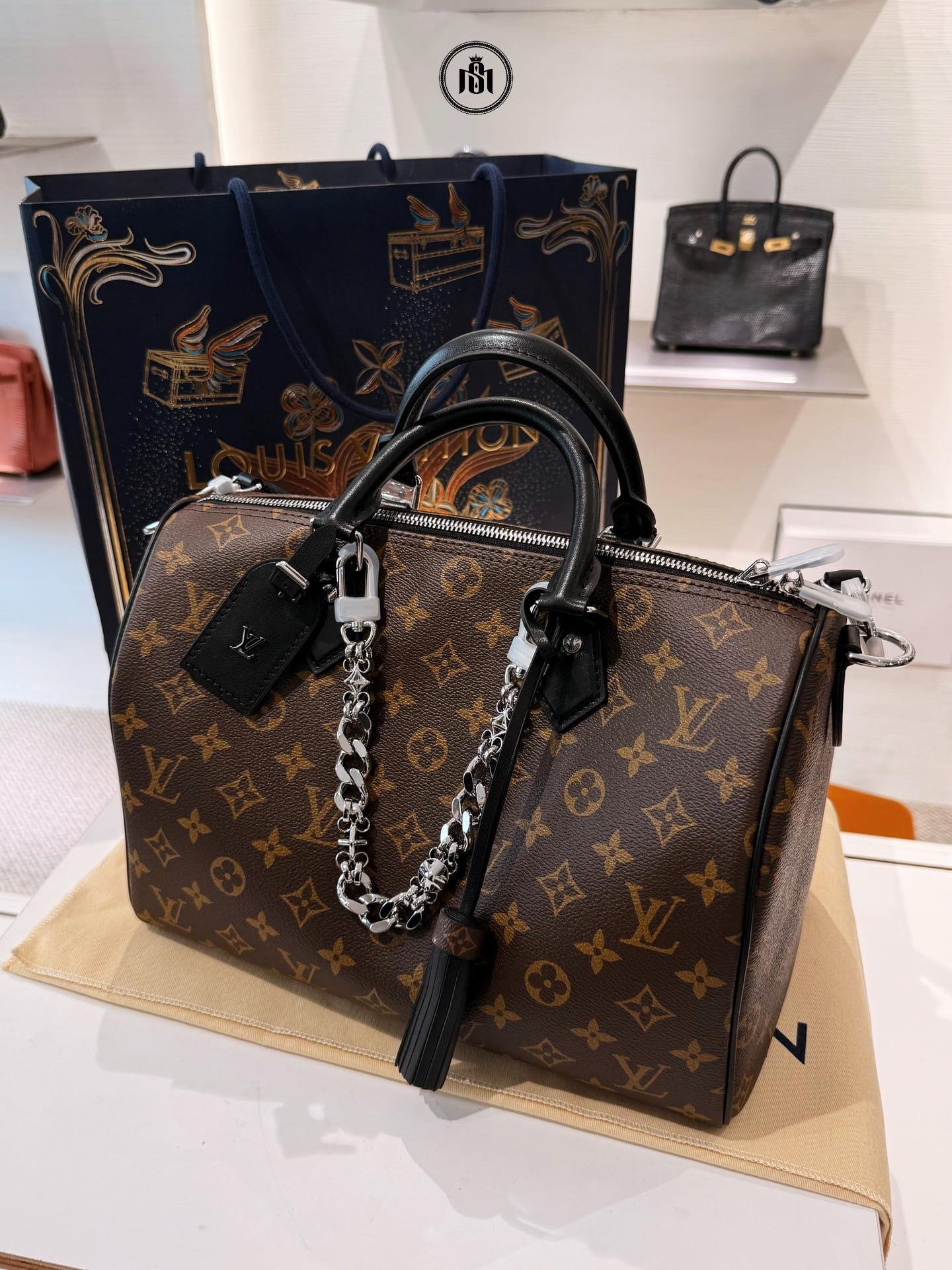 TÚI LOUIS VUITTON SOFT 30 DARK M12243 2 TÚI LOUIS VUITTON SOFT 30 DARK M12243 - Ảnh 2